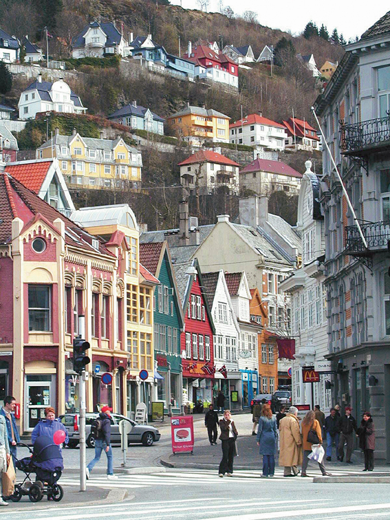 Mangfoldig bebyggelse gir liv til Kong Oscars gate ved Bryggen.