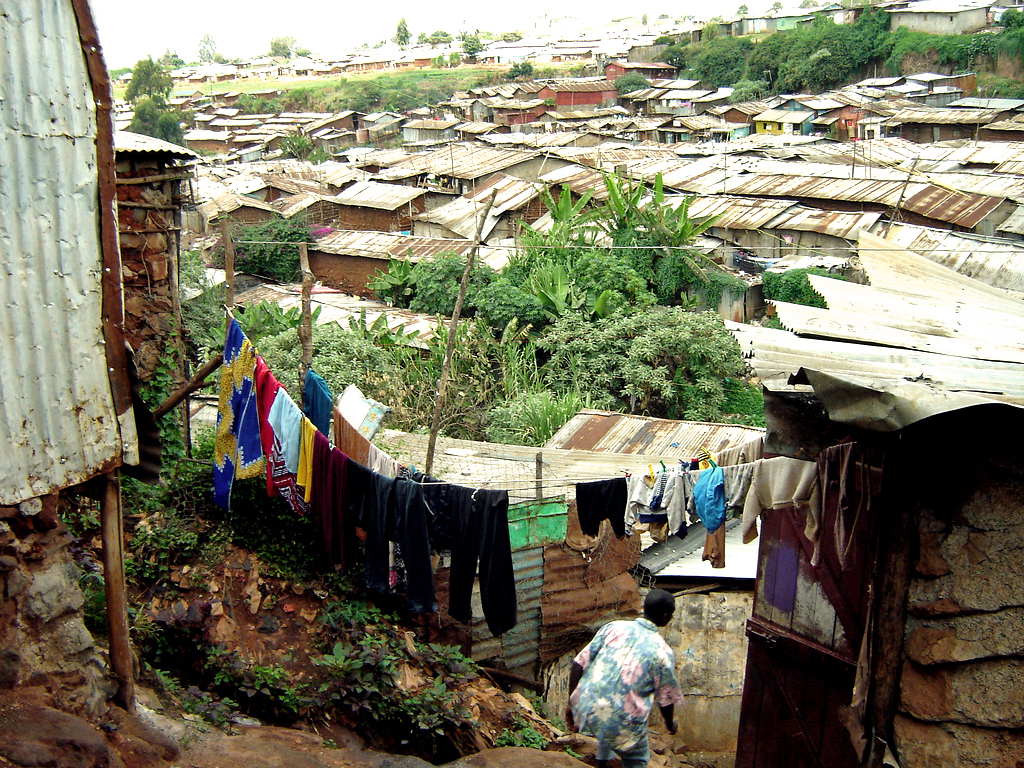 Taklandskap i Kibera, den største uformelle bosetningen i Nairobi.