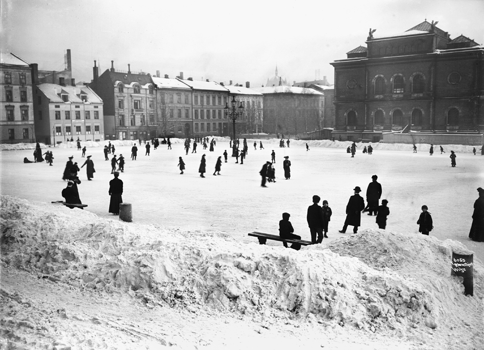 Skøytebane på Tullinløkka 1907. Foto: A. Wilse. Copyright: Oslo Bymuseum.