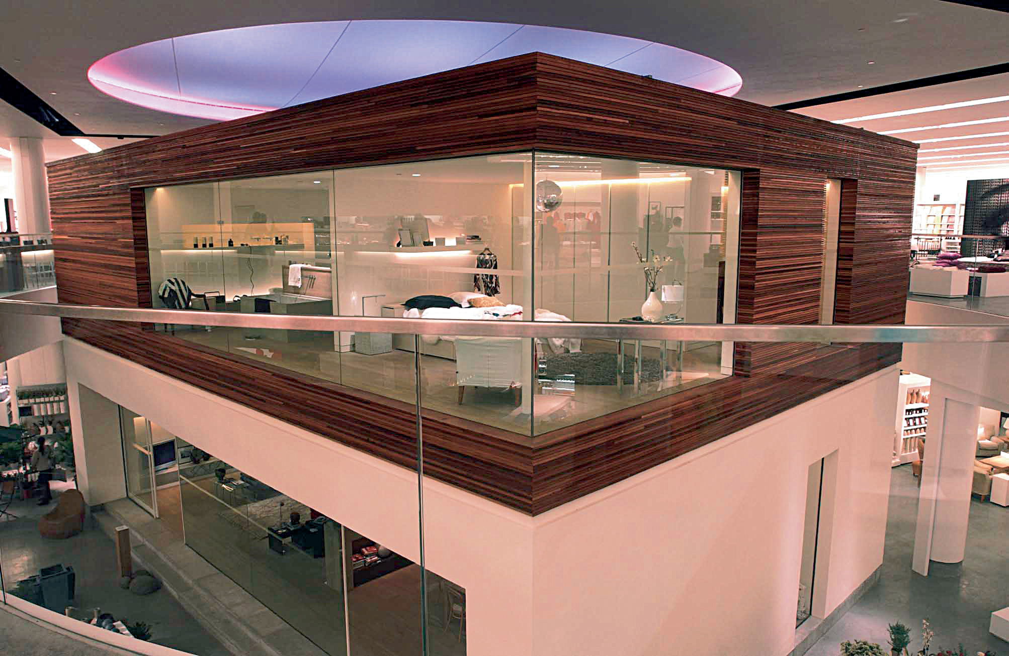 Arkitekt John Pawsons familiehus er plassert midt i varehuset. Her sett fra restauranten.