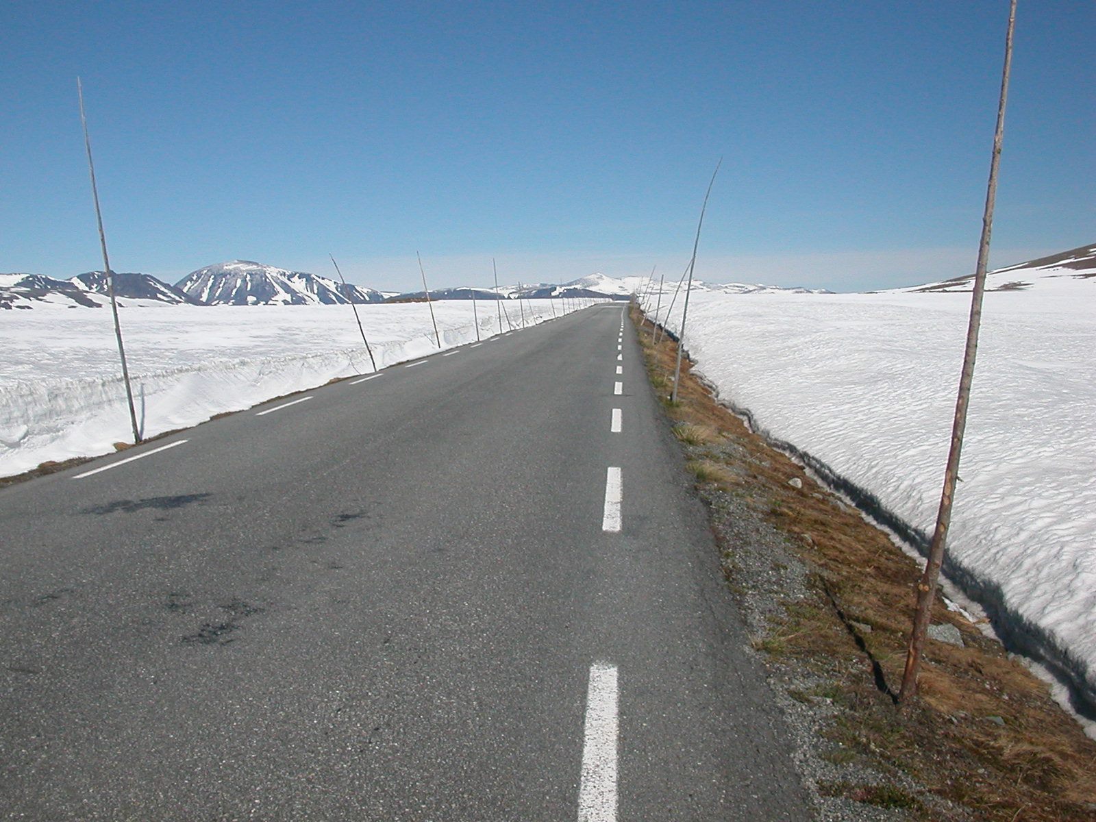 - Selve vegen over fjellet er utført som en nøktern installasjon, som ikke forstyrrer.