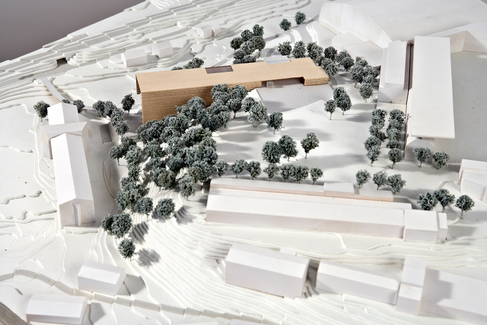 Arkitekten har knytt Stadionbygget på øvre nivå til Fossbygget på nedre, slik at høgskuleområdet utgjer ein heilskap. Det nye sentralbygget kjem samstundes til å utgjere ein fjerde vegg rundt eit sentralt tun på campus, og det blir eit samanhengande grøntområde mellom øvre og nedre nivå. Slik vert det óg skapt sosiale møteplassar utan at den grøne skråninga mistar særpreget sitt. Arkitekten har knytt Stadionbygget på øvre nivå til Fossbygget på nedre, slik at høgskuleområdet utgjer ein heilskap. Det nye sentralbygget kjem samstundes til å utgjere ein fjerde vegg rundt eit sentralt tun på campus, og det blir eit samanhengande grøntområde mellom øvre og nedre nivå. Slik vert det óg skapt sosiale møteplassar utan at den grøne skråninga mistar særpreget sitt.