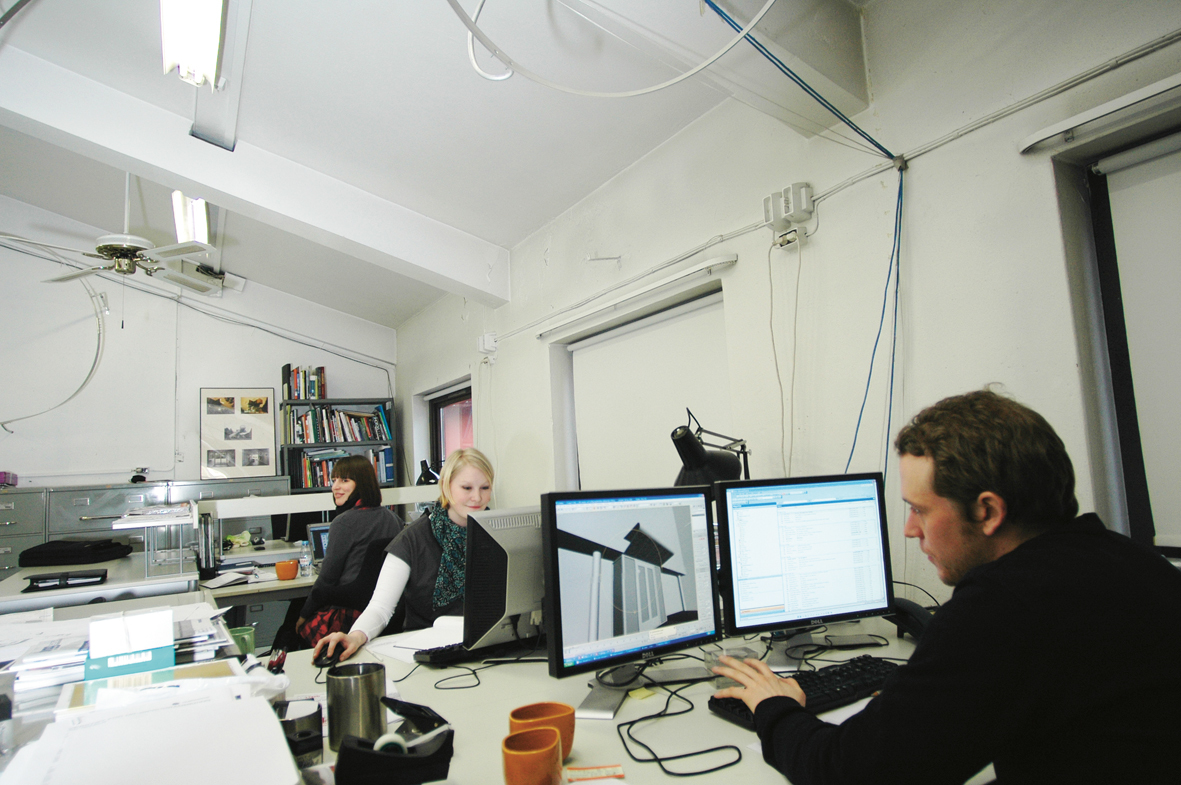 I kontorets lokaler på Grønland. Charlotte Elstad, Jannicke Spakmo og Joakim Skajaa. 
Foto: Sidsel Valum