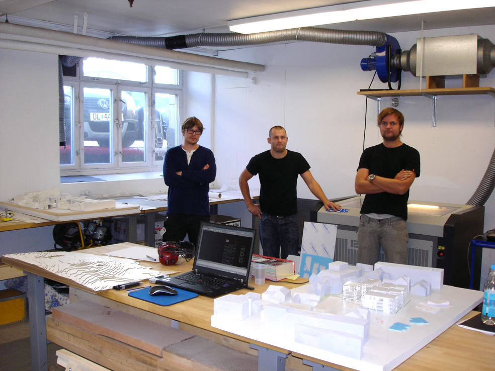 Arkitektstudenter med egen bedrift og profesjonelt verksted: fra venstre Isak Iversen, Øystein Olsen og Sigur Aanby. Foto: Lise Almqvist.
