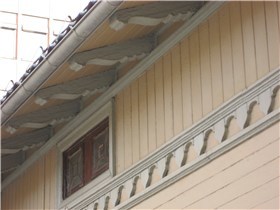 Detalj av de nåværende takbjelkene i Wergelandsveien 2. Foto: Wikimedia Commons