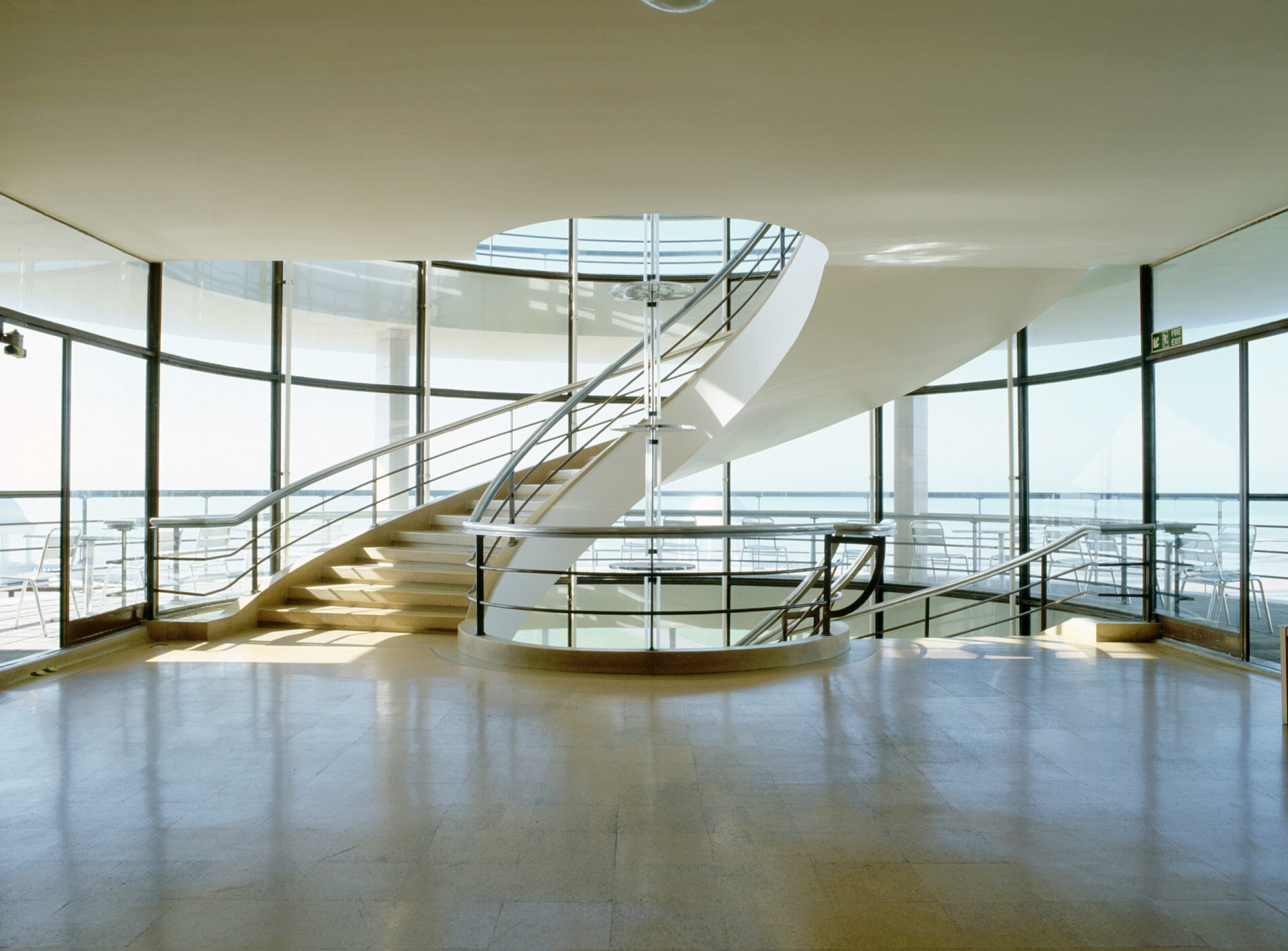 En storslagen spiraltrapp er et sentralt motiv i paviljongen.