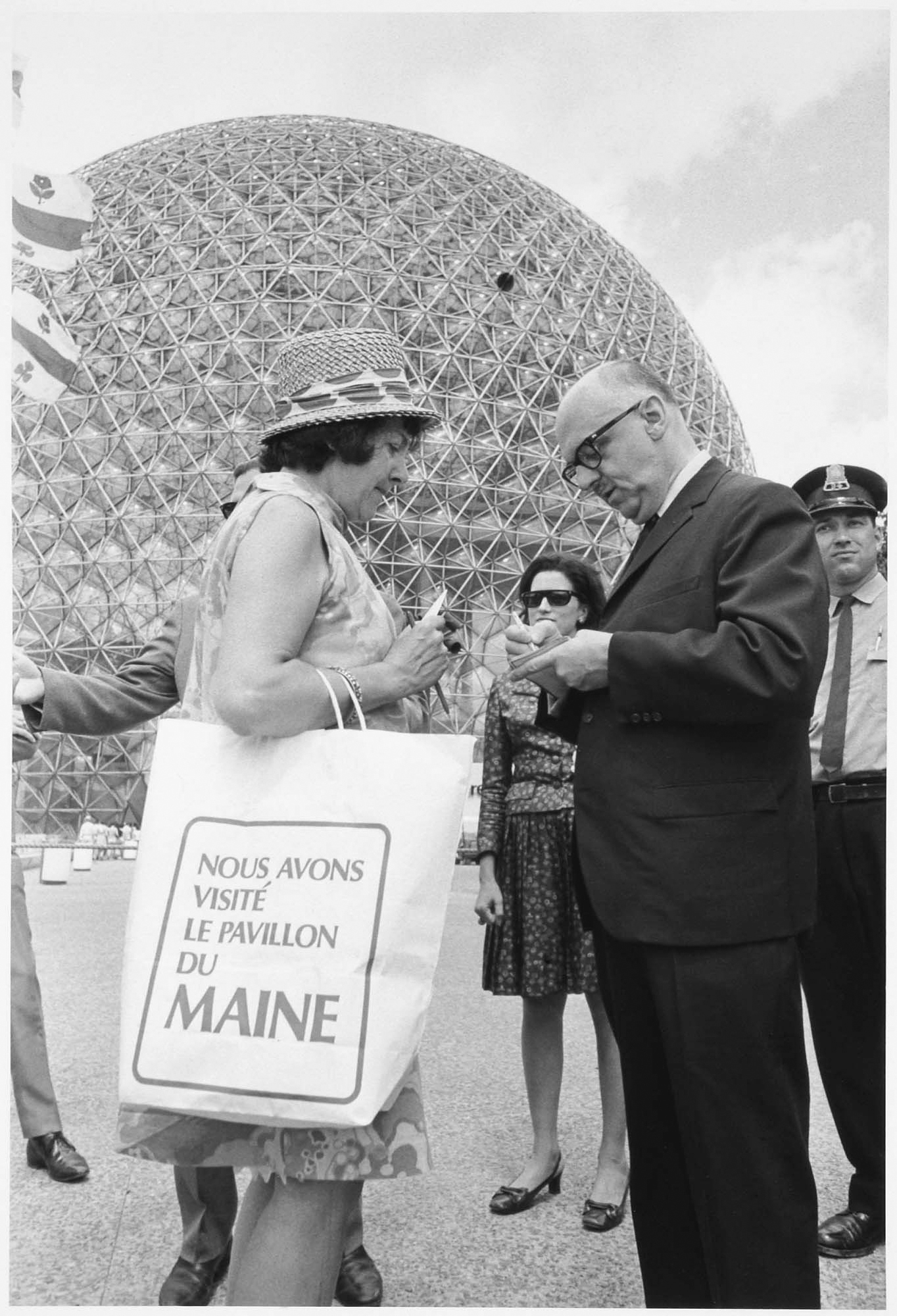 Jean Drapeau, Montreals borgermester, skriver autografer foran den amerikanske paviljongen på Expo 67 Foto: National Archives of Canada, Ottawa (c) Southam inc. / The Montreal Gazette.