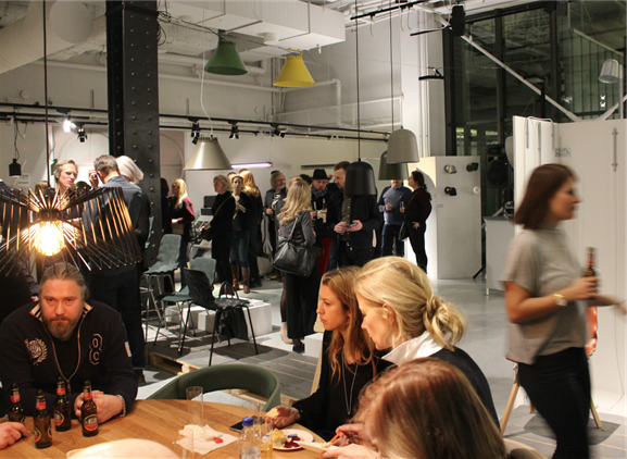 Stockholmsmessen er en faglig og sosial arena. Det er god stemning hos de mange utstillerne. Foto Lea Naglestad Sangholt