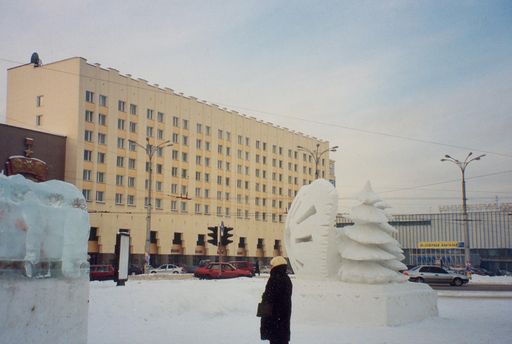 Viktig bygg i byen. Hotel Meridian er pusset opp, og foran troner vinterbyens isskulpturer.