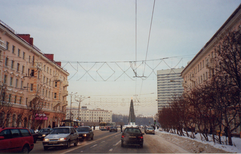Innkjøringen til Murmansk, for anledningen med juletre. Byen bærer preg av omfattende vekst under Kommunistpartiet storhetstid