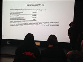 I sin presentasjon viste Ole Pedersen fram regnestykker fra prospektet for salget av kvartalet. Pedersen mener de viser hvordan kommunen har lagt opp til spesielt høy avkastning på Hausmannsgate 40 og argumenterte for at regnestykkene viser at kommunen ikke kan binde utbygger til prinsipper fra reguleringen om å legge til rette for enkel standard og lav husleie i boligprosjektene. Foto: Cecilie Klem