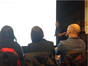 Ole Pedersen presenterte det boligprosjektet Hausmania har laget sammen med arkitektkontoret Eriksen Skajaa, og snakket om salgsprosessen til nå. Foto: Cecilie Klem