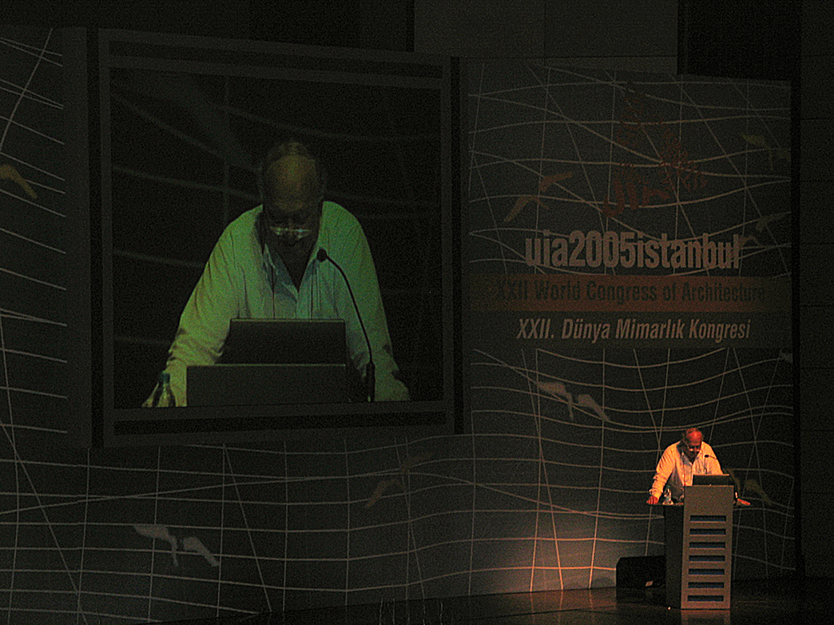 Glenn Murcutt i forelesningspositur.