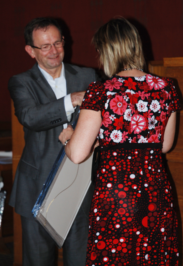 NALs administrasjonssekretær Ragnhild Ølstad mottar sertifikatet av byrådsleder Erling Lae. Foto: Pernille Mofjell.