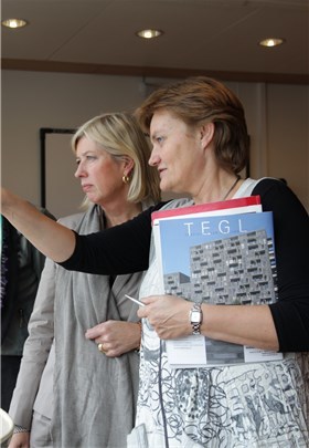 NALs president Kjersti Nerseth og fornyingsminister Rigmor Aasrud (Ap)  diskuterte muligheter for framtidas Regjeringskvartal. Foto: Ingebjørg Semb