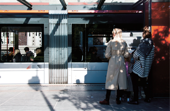 Ola Siverts i Arkitektgruppen CUBUS mener banen allerede har en avvisende effekt fordi kapasiteten er sprengt. Han stiller spørsmålstegn ved om lengre tog og hyppigere 
avganger er nok for å imøtekomme fremtidige behov. Foto: Christine Hvidsten/Bergen kommune