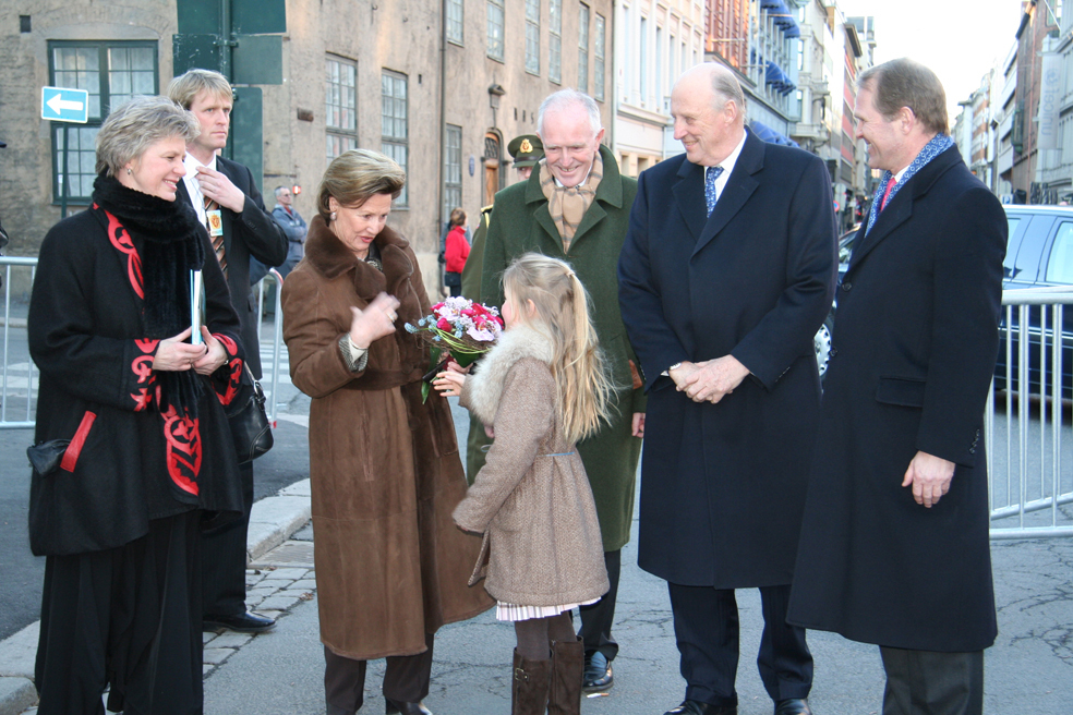 Nora Njaa Rygh overrekker blomster til H.M. Dronningen, her sammen med H.M. Kongen og mottakelseskomiteen.
