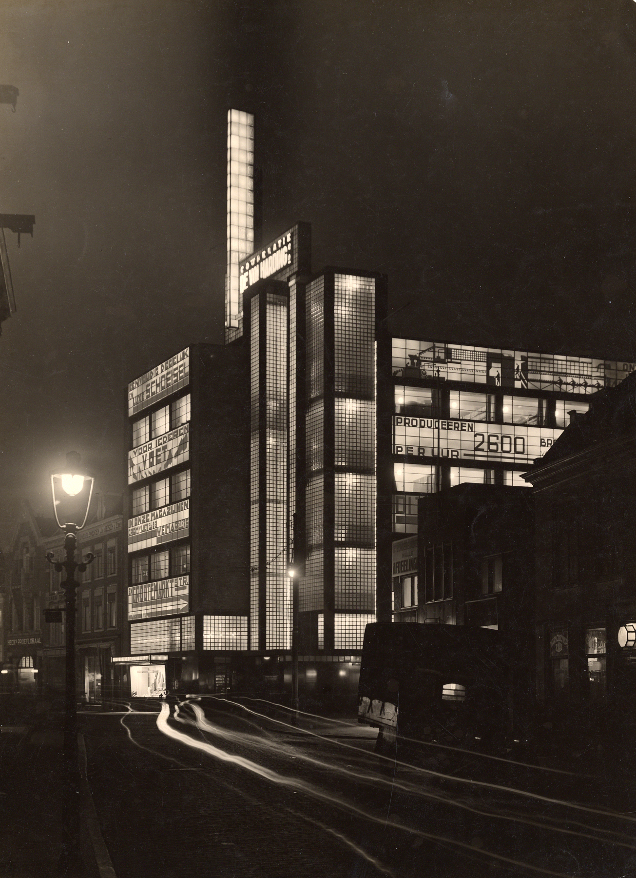 Lys inn om dagen, lys ut om natten. Volharding Fabriken, Haag, bygd 1928. Arkitekt: Jan Buys.
