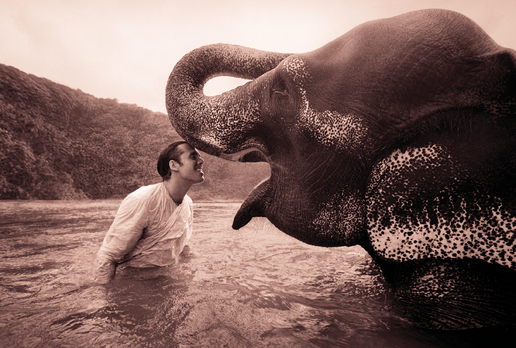 Gregory Colbert kaller dyrene for naturens levende mesterverk, og er lykkelig i nærkontakt med dem.