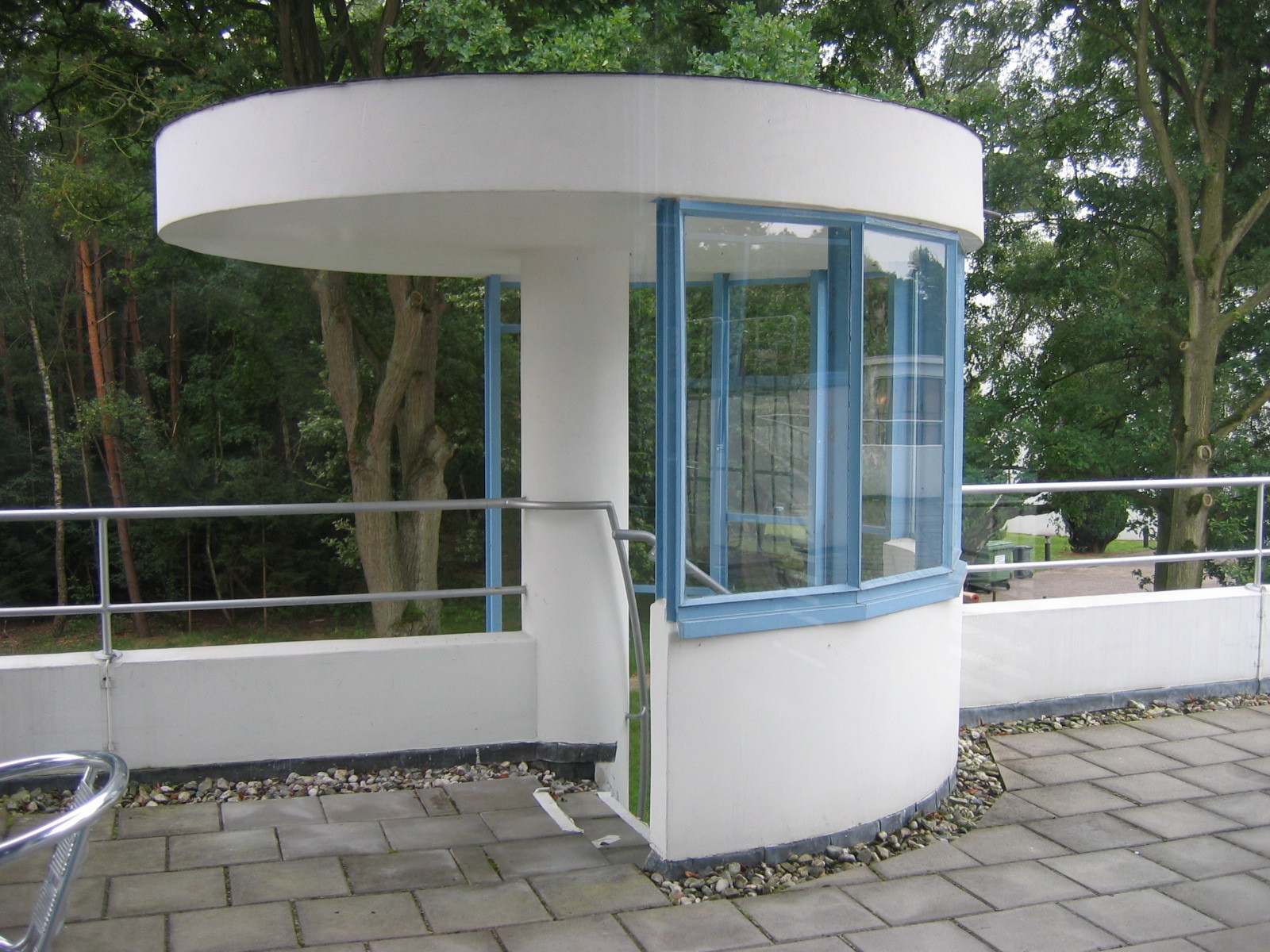 Dette trapperommet forbinder terrassen og grøntarealene rundt Duikers bygning. Foto: Wikimedia Commons