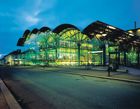 SKAL BESØKES 1: Tønsberg bibliotek v/Lunde & Løvseth arkitekter MNAL og innredet av int.ark. MNIL Tone Nærø.
