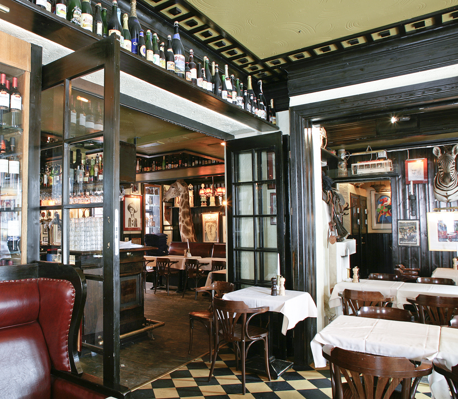 Utviklingen av den legendariske «brune» restauranten Lorry, Parkveien i Oslo, har pågått de siste 20 årene. Riss ved interiørarkitekt MNIL Petter Abrahamsen setter nå foreløpig punktum for den mangeårige oppgraderingen med utvidelse av spiserom og bar som siste økt. Hans Patrick Bakken har deltatt i denne. Foto: Riss.