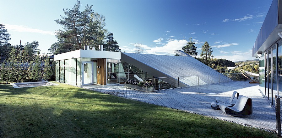 V-House stod ferdig i desember 2003. I eneboligen på knapt 600 kvm utgjør stålarbeidene en verdi på ca 4 millioner kroner. Samlet stålvekt er ca 90 tonn. Foto: Jeroen Musch.