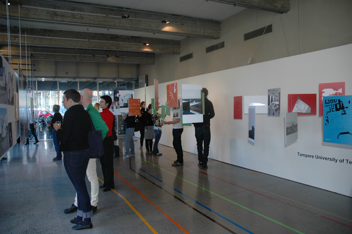 Det var stort intresse för studentprojekten under vernissagen på AHO.