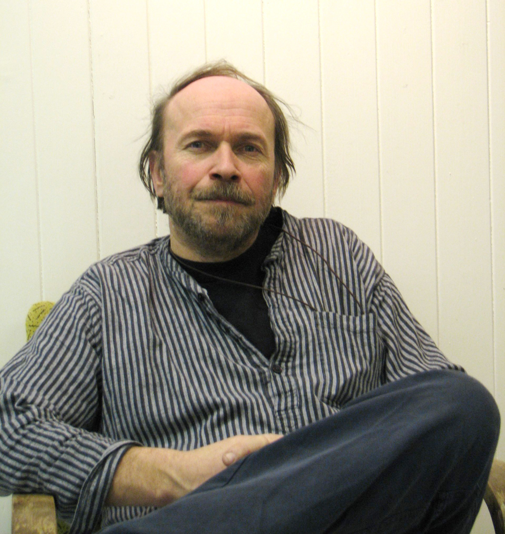 Møbeldesigner og gründer Agnar Kalseth i Gratangen har sammen med lokale skogeiere og et sagbruk tatt opp igjen en eldgammel tradisjon.