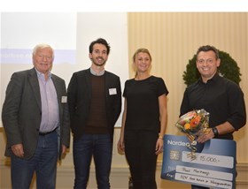 Olav Egil Sæbøe, Norsk Nettverk for Næringseiendom, med de nominerte studentene. Fra venstre: Peter Johann Hareide, Laurense L. Rypdal og prisvinner Paul Marhaug. Olav Egil Sæbøe, Norsk Nettverk for Næringseiendom, med de nominerte studentene. Fra venstre: Peter Johann Hareide, Laurense L. Rypdal og prisvinner Paul Marhaug.