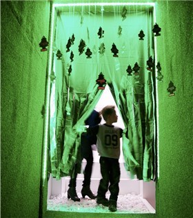 Man går gjennom en skog av Wunder-baum når en entrer «Sansibar». Prosjektet er utviklet av Petter Brynhildsen, Eirik Kopperud Edh og Arkitektkontoret Gasa. Foto: Roberto Di Trani Man går gjennom en skog av Wunder-baum når en entrer «Sansibar». Prosjektet er utviklet av Petter Brynhildsen, Eirik Kopperud Edh og Arkitektkontoret Gasa. Foto: Roberto Di Trani