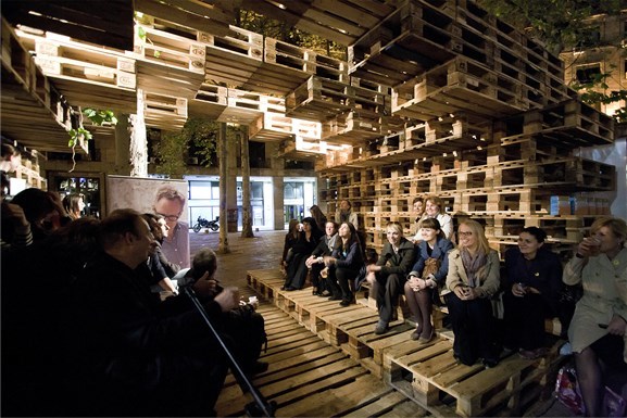 Med publi innsiden av paviljongen. Foto: Relja Ivanic Med publi innsiden av paviljongen. Foto: Relja Ivanic