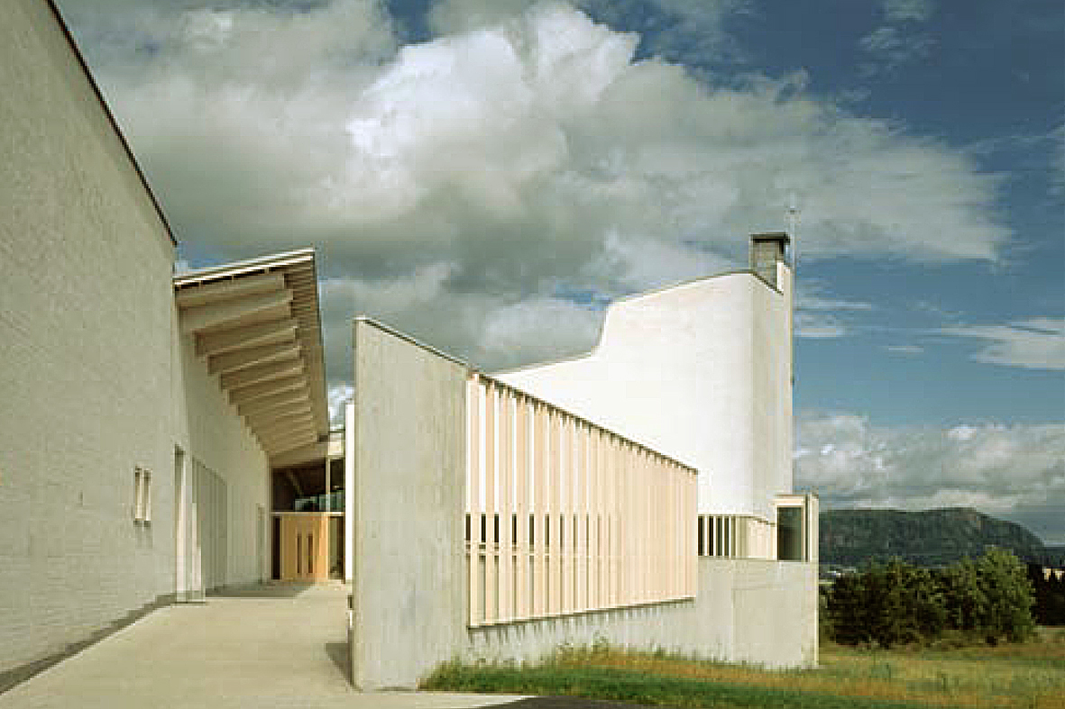 TEMA SYMBOL OG IDENTITET: Vardåsen kirke, Asker, Terje Grønmo/Østgaard Arkitekter AS. Foto: Terje Agnalt/Anniken Mjaaland.