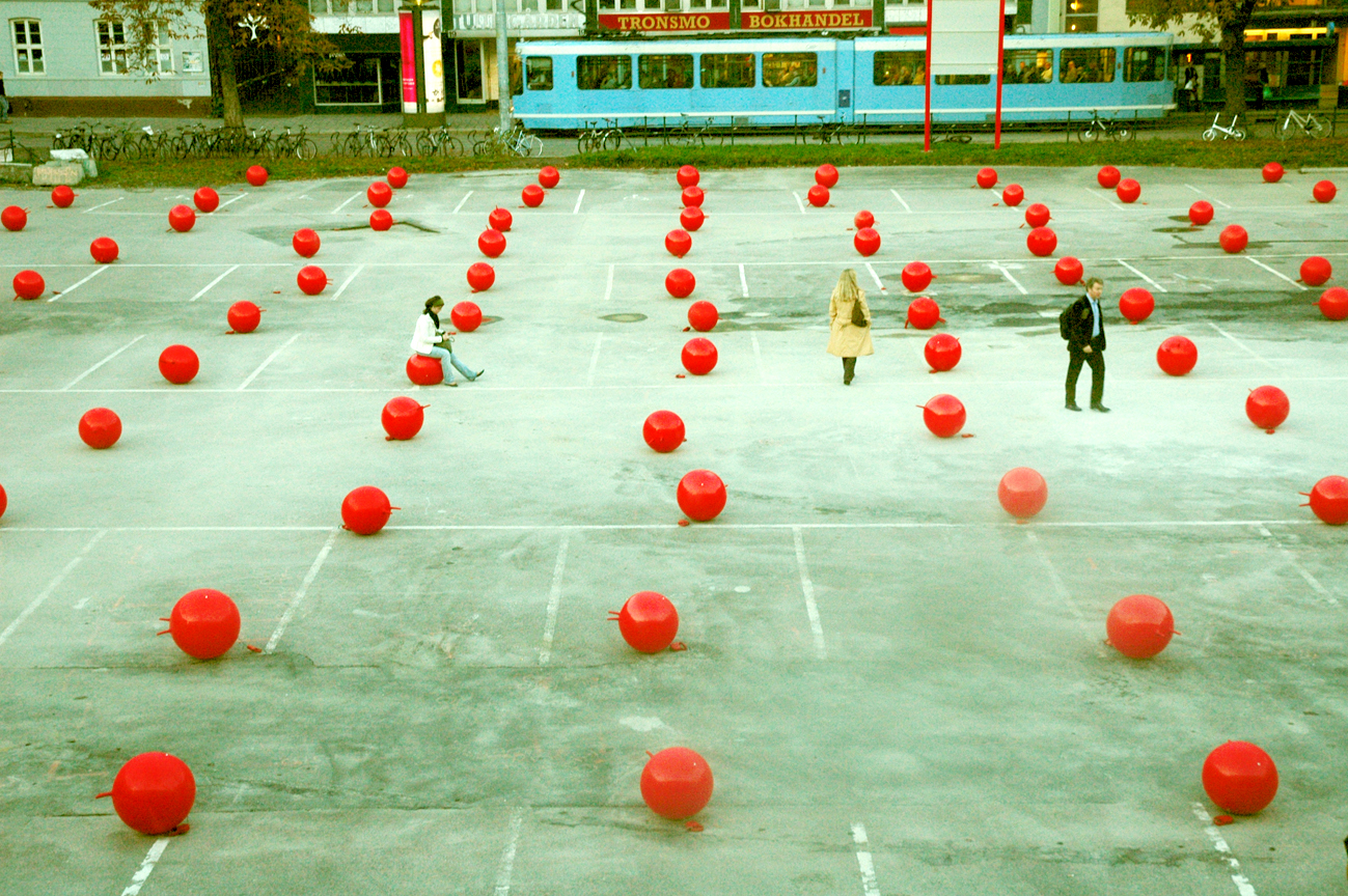 BALLGLEDE PÅ TULLINLØKKA 
I forbindelse med åpningen av «Norsk samtidsarkitektur 20002005» laget førsteårsstudenter ved AHO, i samarbeid med arkitektkontoret Ghilardi + Hellsten, installasjonen «175 baller». Studentenes oppgave var å gjøre Tullinløkka mer attraktiv som offenlig rom ved å lage et nytt, midlertidig gulv på plassen. Prosjektet dekket plassen med røde hoppeballer, som inviterte besøkende og forbipasserende til interaksjon og refererte til den gangen Tullinløkka var en fotballøkke og et sted for rekreasjon. Ballene utgjorde også over hundre sitteplasser. 
Natten etter åpningen ble imidlertid installasjonen ramponert, men så lenge den stod, var det mange som tok imot invitasjonen til lek på plassen. (www.aho.no)
