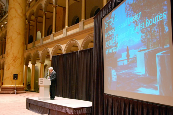 Ambassadør Wegger Chr. Strømmen taler under den inviterte åpningen i Washington. Foto: Erik Hoftun