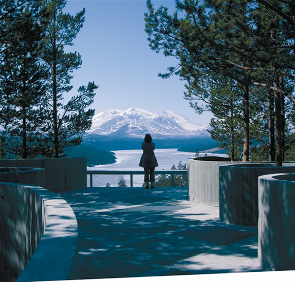 Sohlbergsplassen utsiktpunkt mot Rondane, tegnet av Carl-Viggo Hølmebakk. Foto: Carl-Viggo Hølmebakk, Turistvegprosjektet