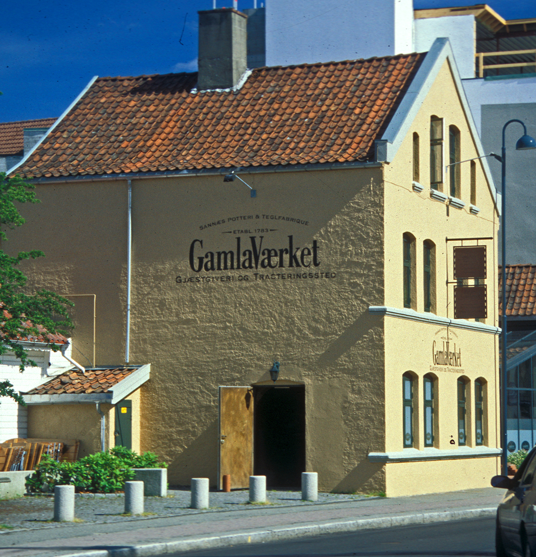Restauranten «Gamla Værket» i Sandnes (malt skilt («fres»), fasadeskilt, virksomhetsskilt, belyst skilt, uthengsskilt). Restauranten «Gamla Værket» i Sandnes (malt skilt («fres»), fasadeskilt, virksomhetsskilt, belyst skilt, uthengsskilt).