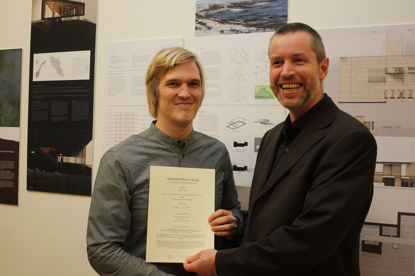 Lars Meland (t.h.) har nettopp plukket ut en verdig vinner til Arkitektbedriftene i Norges reisestipend: Sverre Winther med prosjektet Naturhus Hjerkinn. Lars Meland (t.h.) har nettopp plukket ut en verdig vinner til Arkitektbedriftene i Norges reisestipend: Sverre Winther med prosjektet Naturhus Hjerkinn.