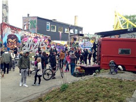 Mange mennesker besøkte den nye Hausmannsplatz lørdag. Okkupantene har omdøpt Brenneriveien 1, også kjent som Blåhalltomta, og per i dag bor det fem-seks mennesker i bobiler og busser her. Foto: Cecilie Klem 