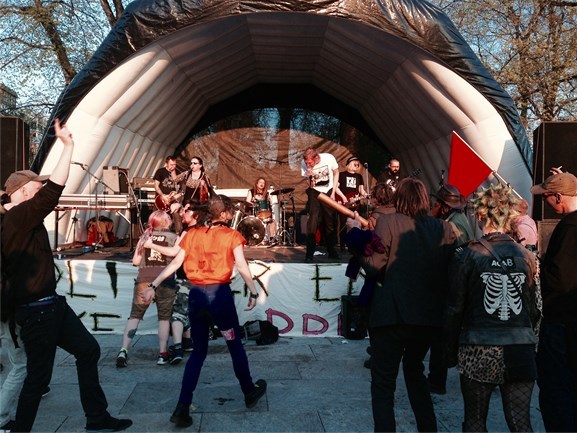 Lørdag 7. mai arrangerte Bevar Hauskvartalet musikalsk og politisk markering på Rådhusplassen. Bøyen Beng var blant headlinerne, og Valentourettes avsluttet det som ble en sju timer lang mini-festival. Over 40 band og artister spilte, og det ble holdt taler og framført apeller.