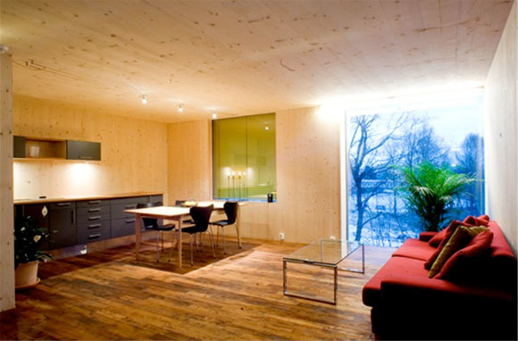 Interiør med eksponerte massivtreelementer. Foto: Ravn Steinsvik