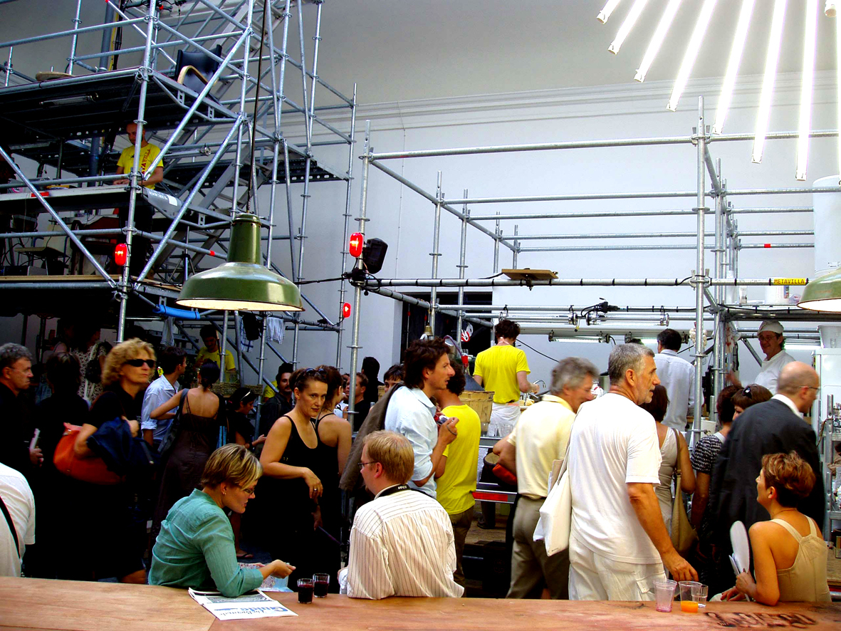 Frankrike inviterer de besøkende til å spise, sove, arbeide og diskutere.