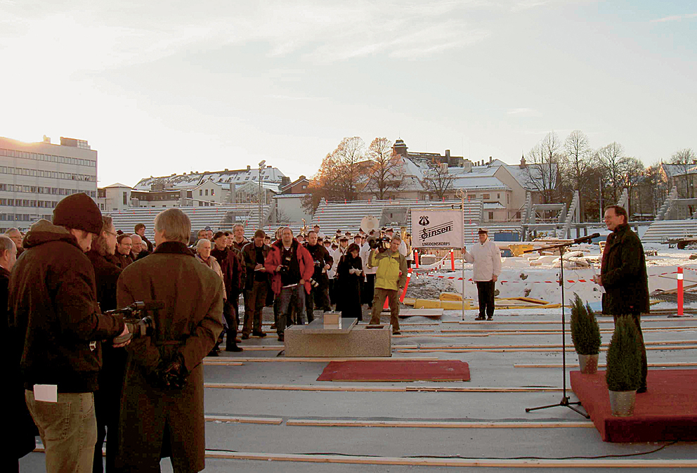 Erling Lae legger ned grunnsteinen i Nordre sving. Fotos: Gaute Baalsrud.