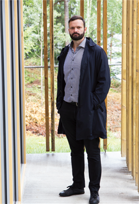 Erlend Blakstad Haffner blant søylene i Hegnhuset. Erlend Blakstad Haffner blant søylene i Hegnhuset.