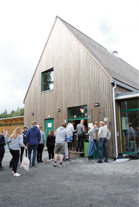 AUFere i kø til kiosken på Torget. AUFere i kø til kiosken på Torget.