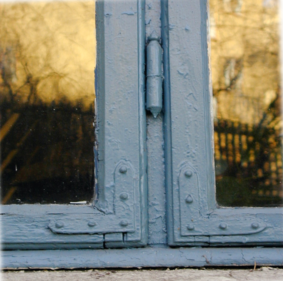 Selv om rammeinndeling er riktig, vil nye vinduer lett skille seg mye fra gamle. Når bunnkarm stikker utenfor bunnramme som såkalt dryppnese, når sideramme har overfals over midtpost og vinkeljern legges på rammehjørner, oppstår et dybdeuttrykk.  Vinduet blir livfullt med pene skyggeeffekter.