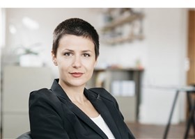 Alexandria Algard dro til Arendal for å gi kommunalminister Jan Tore Sanner NALs råd om by- og distriktsutvikling.