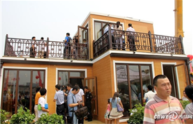 Dette huset produseres 90 prosent ferdig på fabrikk i Xian, Kina. Etter tre timers arbeid på byggeplassen er huset klart til innflytting. Foto: CNWest.com
Dette huset produseres 90 prosent ferdig på fabrikk i Xian, Kina. Etter tre timers arbeid på byggeplassen er huset klart til innflytting. Foto: CNWest.com