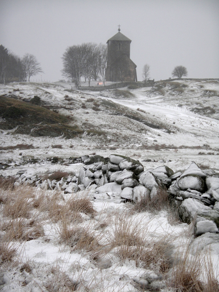 Avaldsnes kirke står trygt i snøføyka.