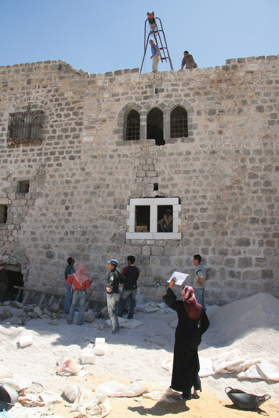 Rehabilitering i den eldste delen av Hebron. Bygningsingeniør (med hijab) i forgrunnen.